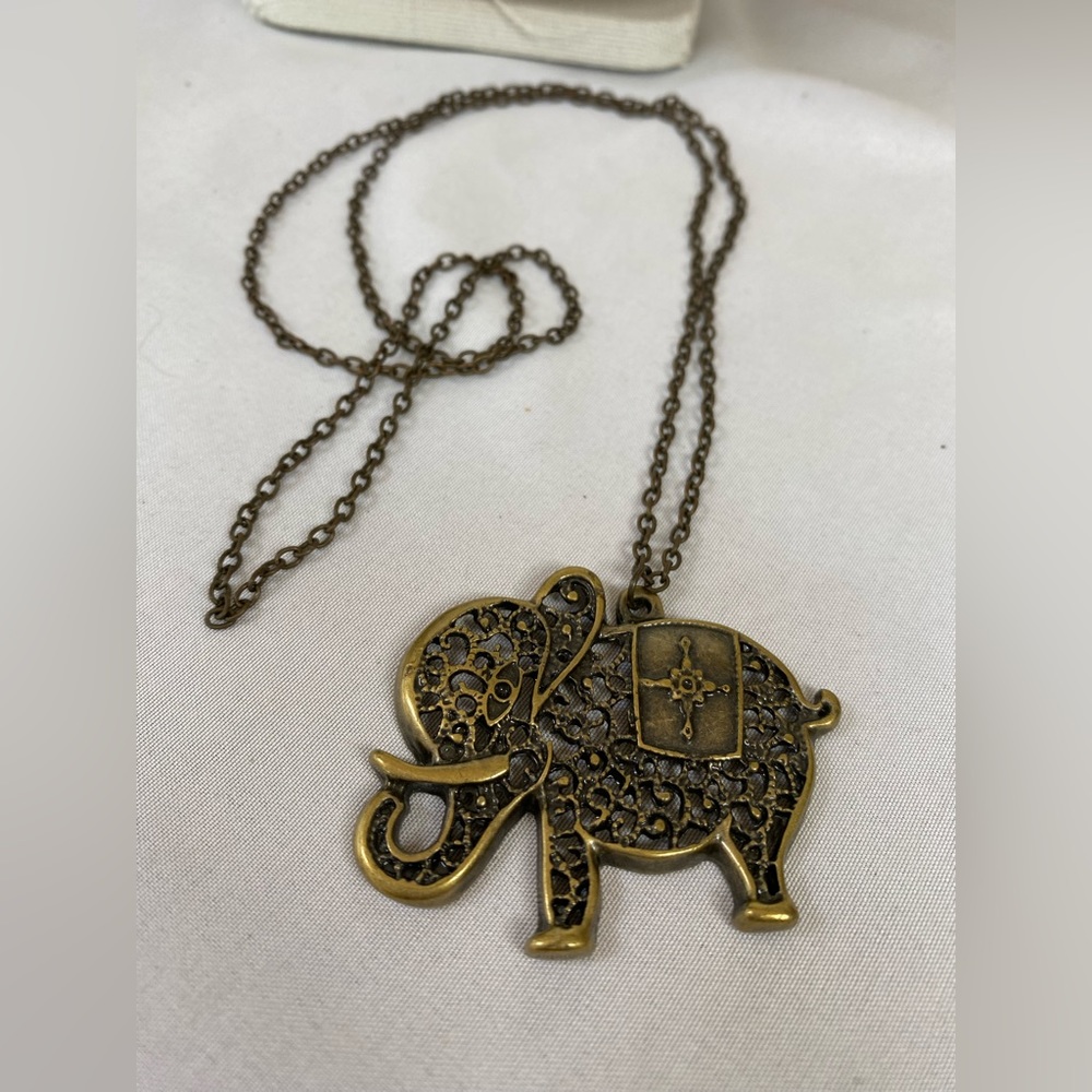 Long elephant pendant necklace
